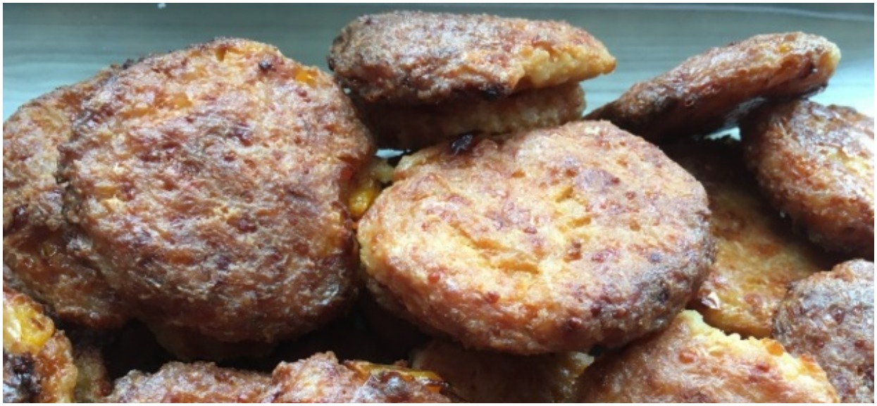 Kania przyrządzona a la kotlet schabowy to prawdziwy hit tej jesieni. Kolejność panierowania w tym przepisie zmienia jej smak na nieziemski