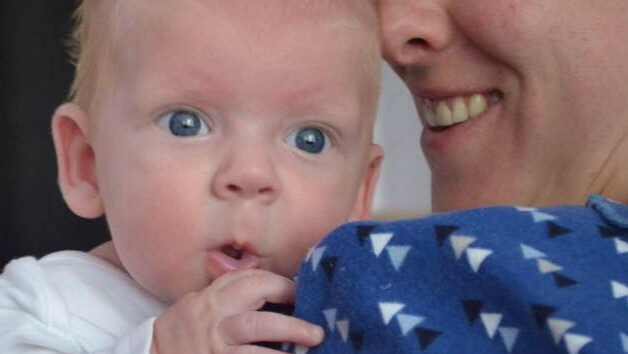 Świeżo upieczona mama odwiedza syna wcześniaka w szpitalu. Jak widzi, co zrobiły z nim pielęgniarki, zalewa się łzami