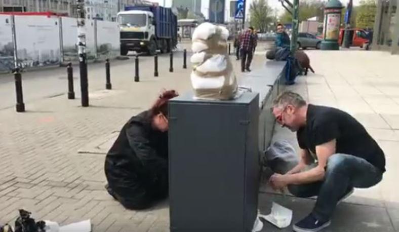 W Warszawie stanął kontrowersyjny pomnik. Będą o niego kłótnie (VIDEO)