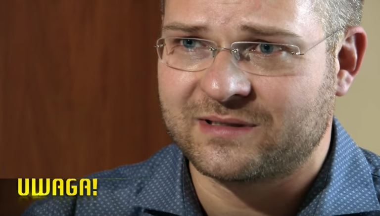 Polityk PiS zalewa się łzami przed kamerami. "Moja żona zabawiała się z zagranicznymi mężczyznami"