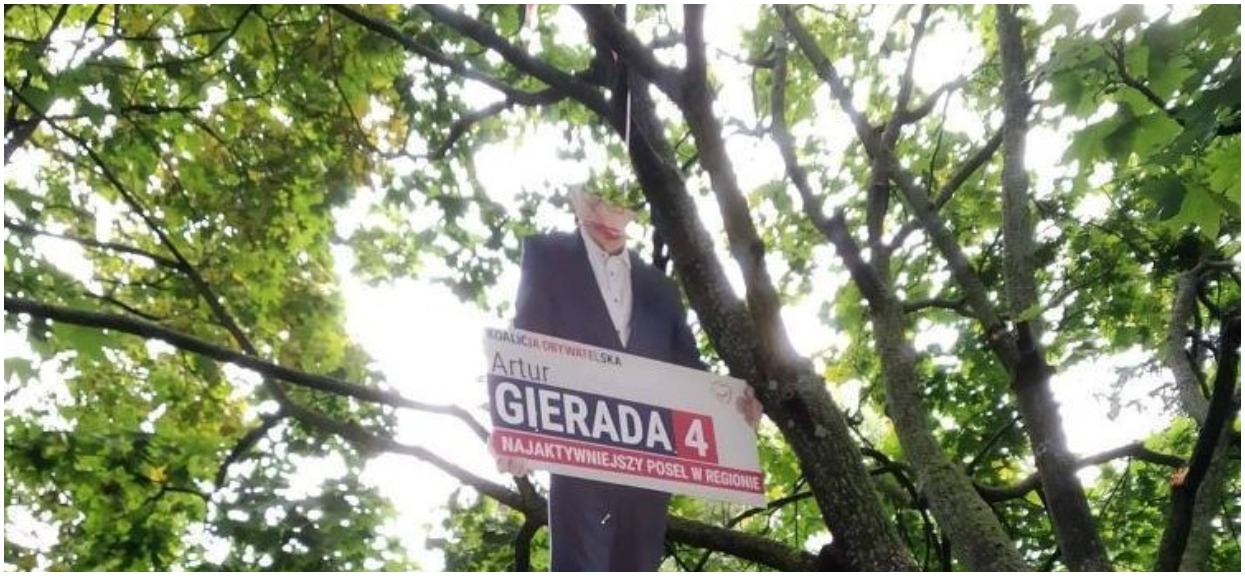 Skandal przed wyborami. Baner posła KO zawisł na szubienicy, poprzednim odcinano głowy