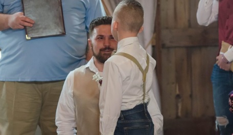Nagle pan młody odwrócił się od ołtarza. Powiedział 4 zdania synkowi narzeczonej, po których zapadła cisza
