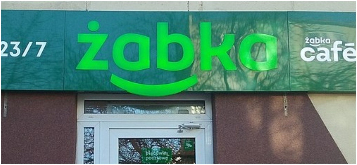 Żabka wydała oświadczenie po "szturmie" na ich sklep w Radomiu. "Będzie dodatkowe urządzenie, hot dogów nie zabraknie"