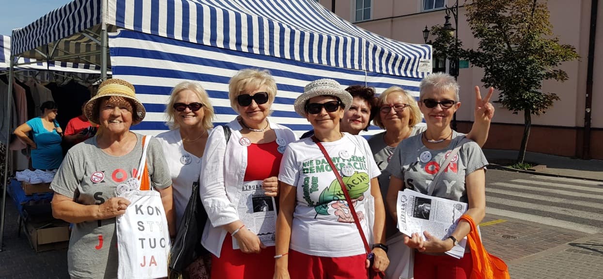7 kobiet jeździ po bazarkach i tłumaczy ludziom afery PiS. "TVP im o tym nie powie"