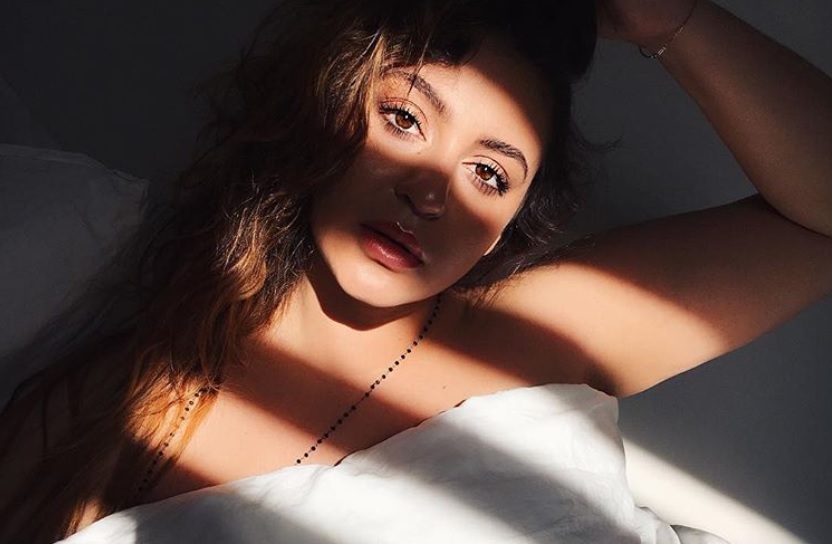 Największe piersi Polsatu znów na wolności. Gwiazda opala się topless, a fani szaleją na ten widok