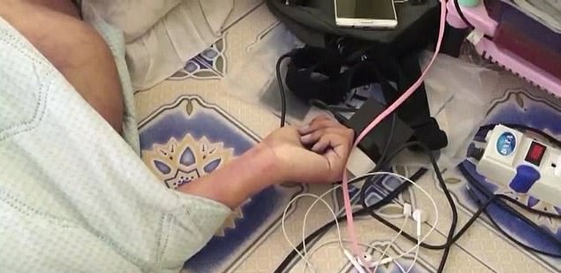 Nie zasypiaj z telefonem podłączonym do ładowania! Skutki mogą być makabryczne