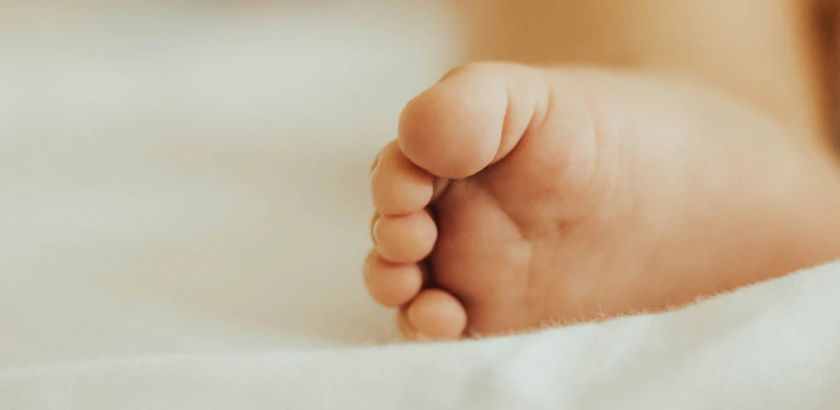 Dziewczynka nie przestawała płakać. Mama biła ją mocno po głowie, aż nagle zapadła przerażająca cisza