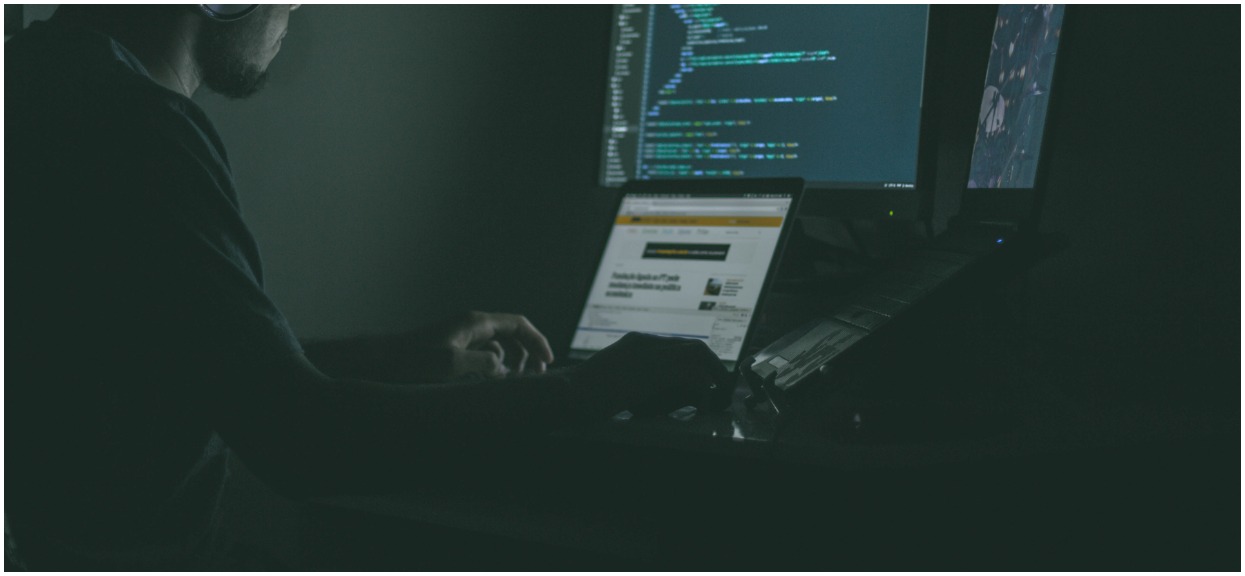 Student przechytrzył internetowych oszustów. Pieniądze od nich pomogą potrzebującym