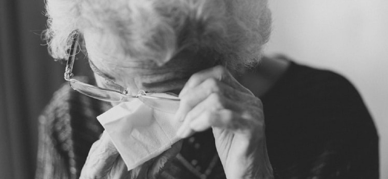 93-letnia babcia znalazła się w śmiertelnej pułapce. Policjantom trudno było uwierzyć własnym oczom, kiedy ją znaleźli