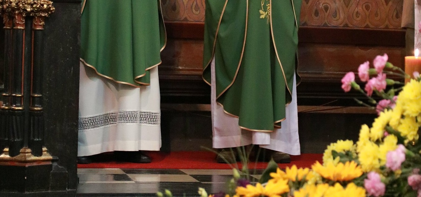 Przed sądem bronił księży oskarżonych o pedofilię. W diecezji był "prokuratorem śledczym", decydował o losie ofiar