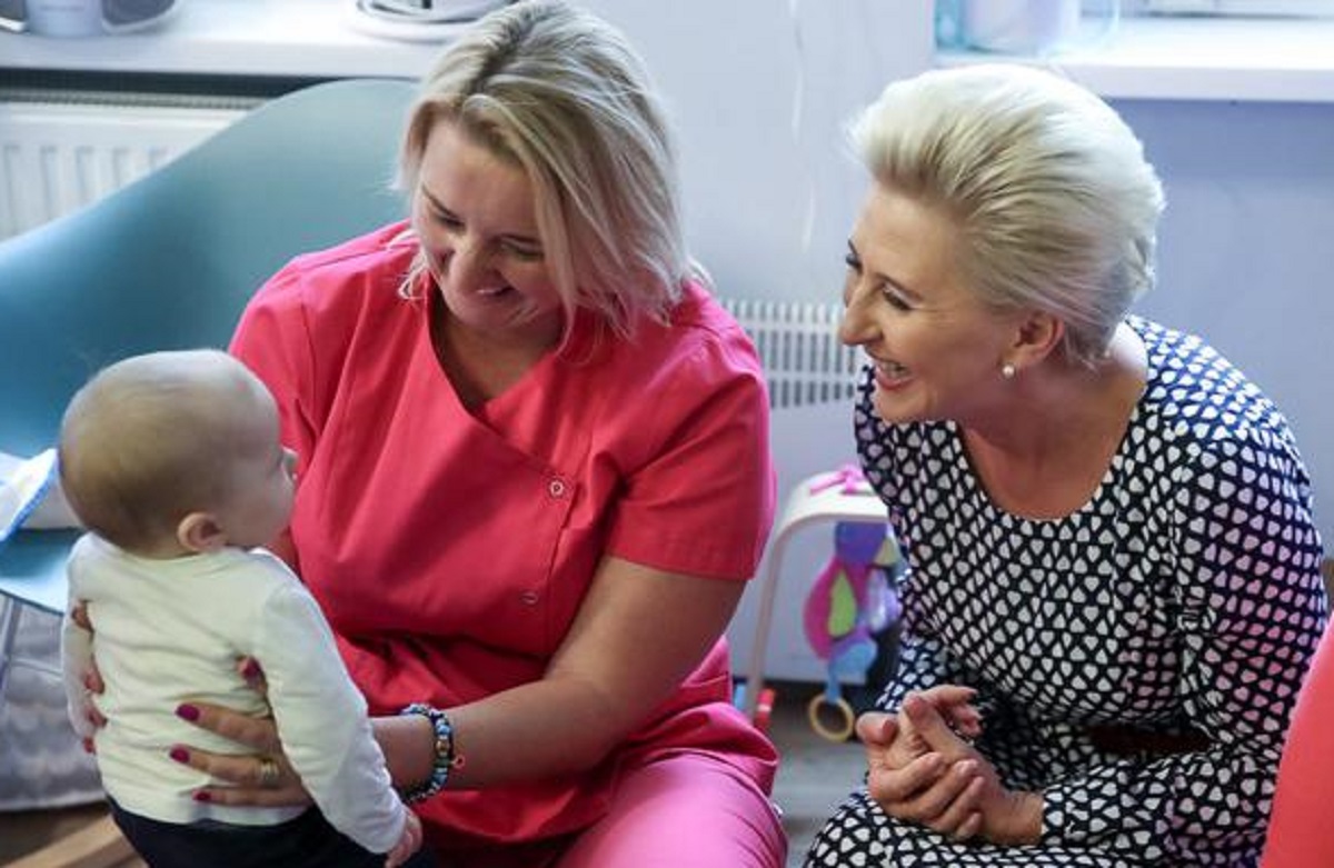 Wszyscy byli zaskoczeni po tym, jak Agata Duda zachowała się względem chłopczyka. Wszystko uwieczniono na zdjęciu (FOTO)