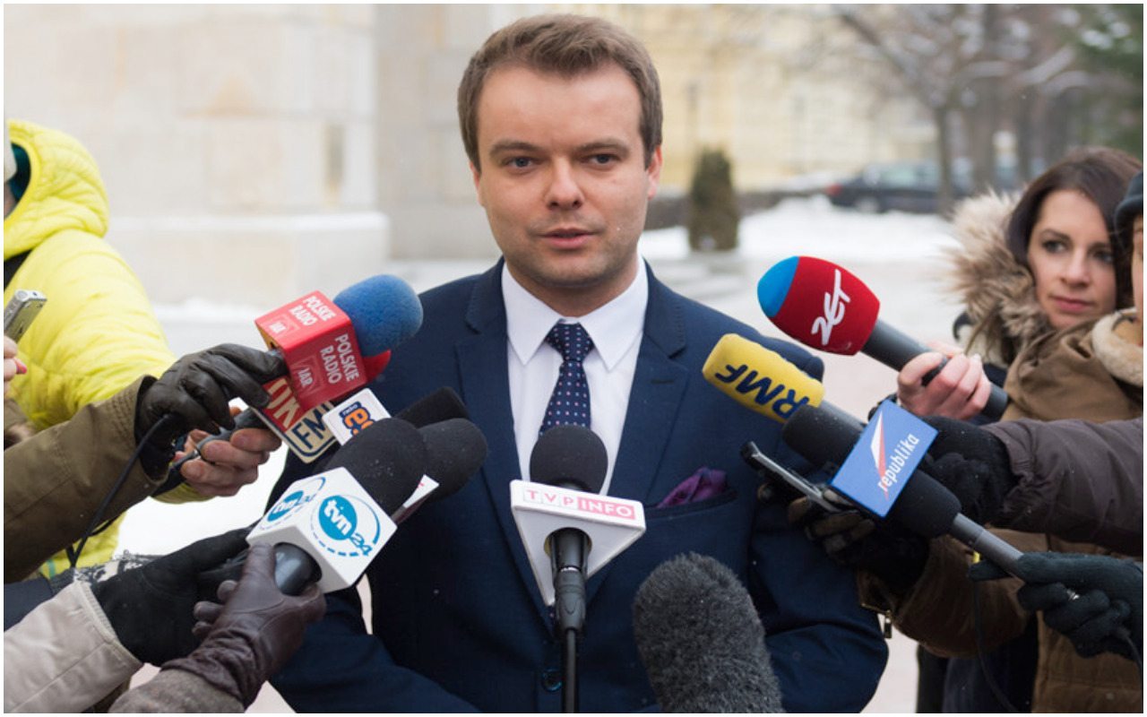 Dziwne zachowanie rzecznika rządu. Najpierw puściły mu nerwy, później uciekł przed dziennikarzami