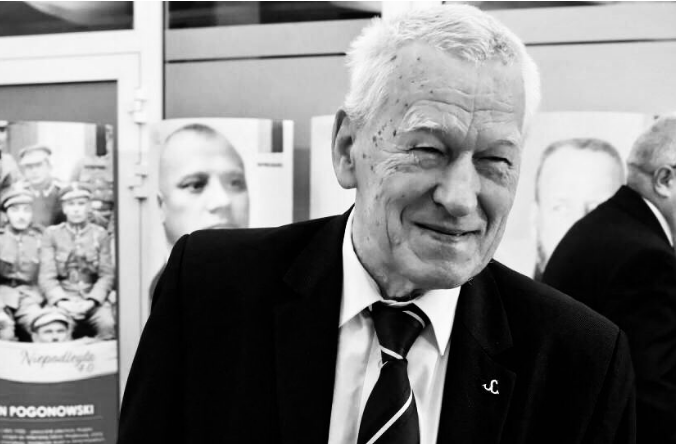 Premier Morawiecki nad grobem ojca złożył obietnicę. "W tych łzach, tak jak tego pragnąłeś"