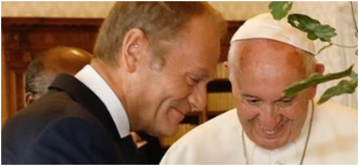 Papież Franciszek spotkał się z Tuskiem. Wymienili się zaskakującymi prezentami