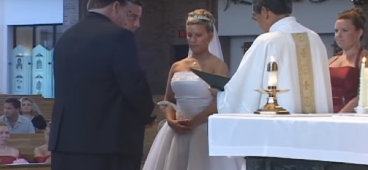 Żałosną wpadkę podczas ślubu uchwyciła kamera. Cały kościół momentalnie eksplodował ze śmiechu