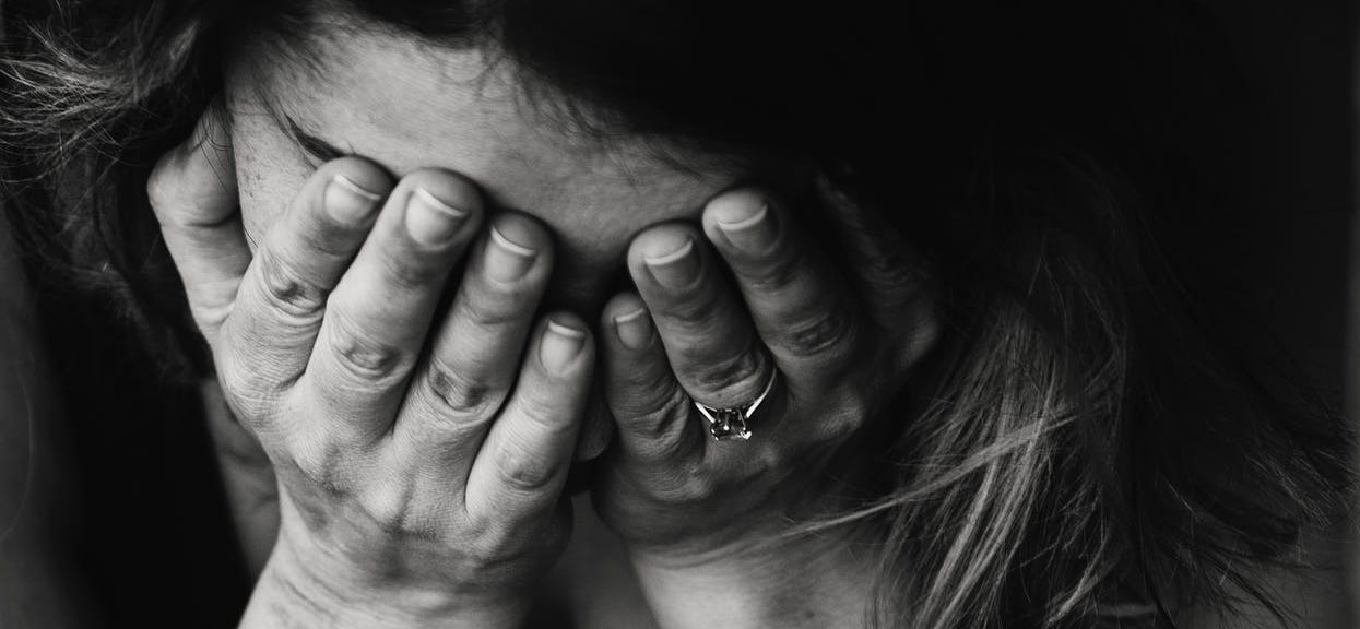 Mała córka w końcu wyznała mamie bolesną prawdę. Przez lata wujek zakradał się do niej i zmuszał do czynności seksualnych
