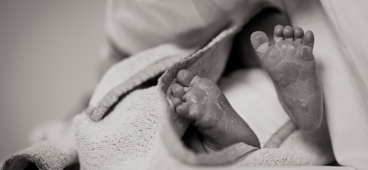 Jej druga córka urodziła się 5 dni przed śmiercią pierwszego dziecka. Po stwierdzeniu zgonu zrobiono zdjęcie, które rozdziera serca
