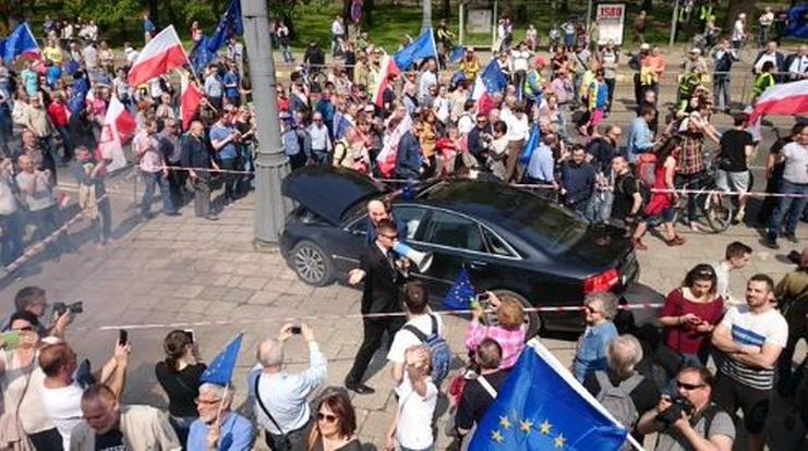 "Limuzyna BOR roztrzaskana" na Marszu Wolności. Opozycja szydzi z władzy (FOTO)