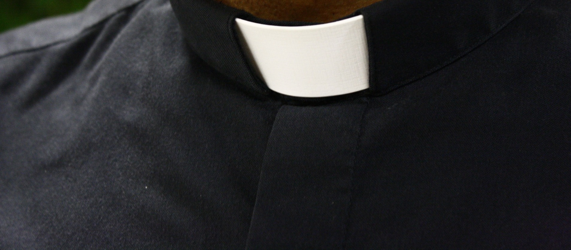Przełomowy wyrok! 400 tysięcy złotych dla ofiary księdza pedofila za brak reakcji parafii na ohydne działania duchownego