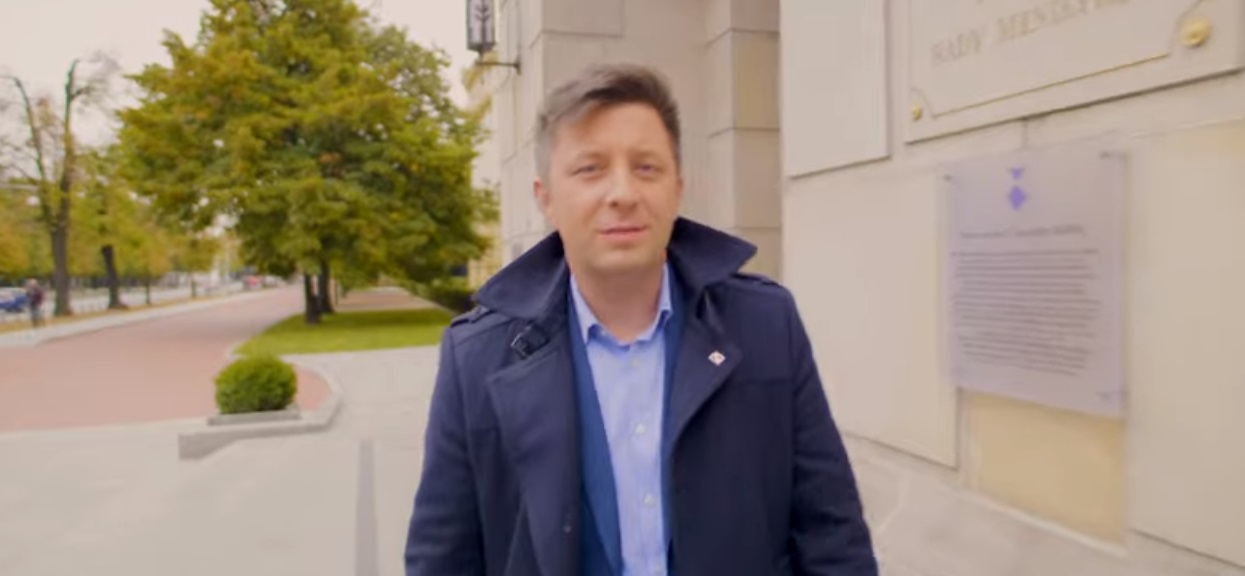 Polityczni oponenci szykanowali go i nazywali "spadochroniarzem". Michał Dworczyk odpowiedział im po mistrzowsku