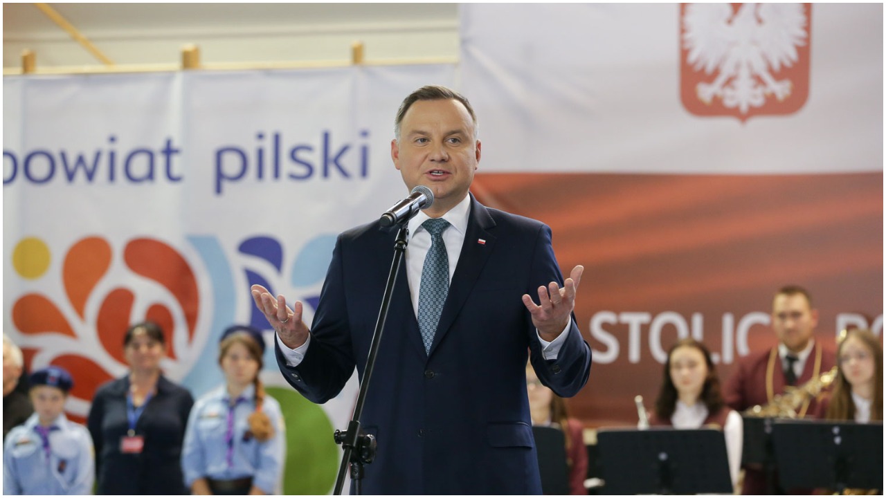 Rozmowa Andrzeja Dudy z Donaldem Tuskiem podbija sieć. Komu bardziej poszło w pięty?