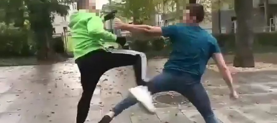Kilkadziesiąt osób patrzyło i wielu nagrywało. Brutalna bójka nastolatków na głównym deptaku, nikt nie zareagował