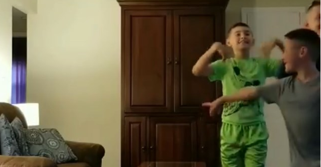 3 chłopczyków poprosiło dziewczynę taty o otwarcie pudełka. W najśmielszych snach nie mogła przewidzieć, co się za chwilę wydarzy