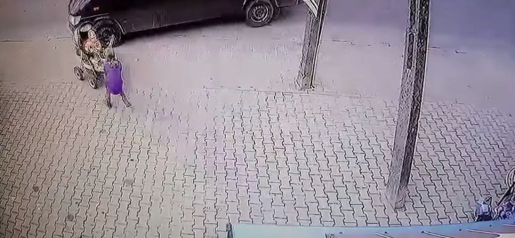 Kurier nagle zauważył wózek z noworodkiem i zdał sobie sprawę z powagi sytuacji. Musiał działać szybko
