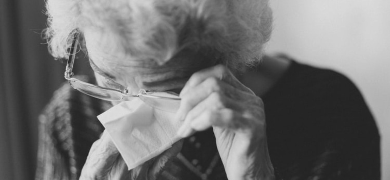 Babcia wydawała dziwne dźwięki. Powiedziała 4 słowa i świat im się zamazał, przerwali jej koszmar na żywo