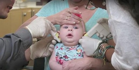 Kilkumiesięczna dziewczynka była w szoku, jak przekłuwali jej uszy. Chwilę potem wydarzyła się rozdzierająca serce rzecz
