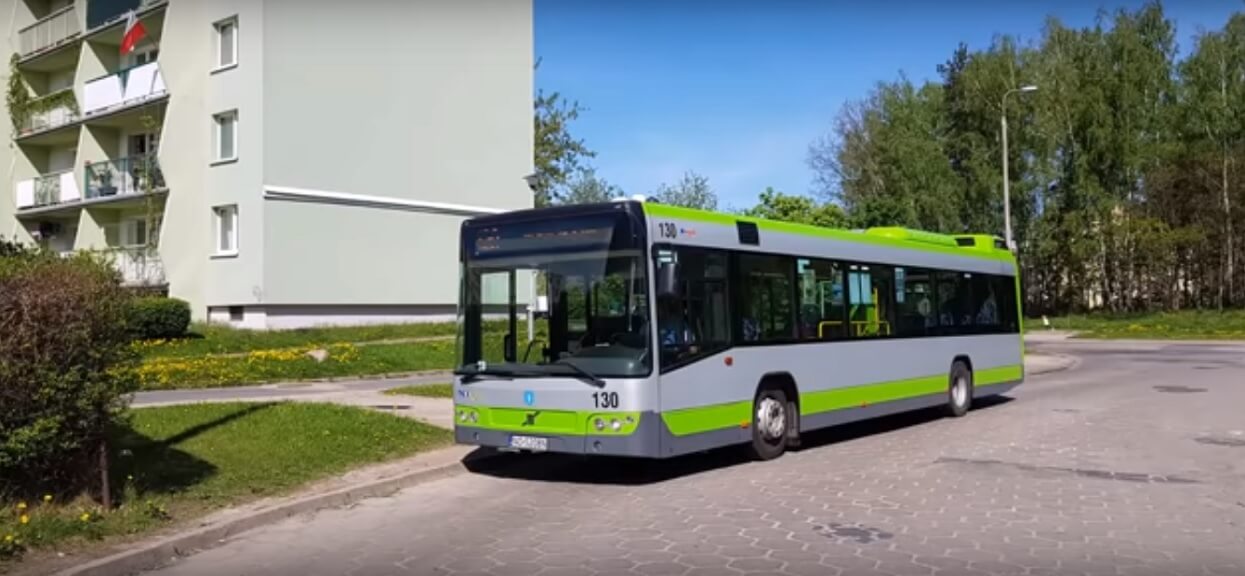 86-latek jechał miejskim autobusem. Nagle kierowca zahamował, a emeryt tego nie przeżył