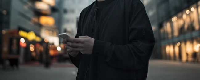 Mąż miał jechać na ryby, ale zobaczył, co leży w jego aucie i go zatkało. Natychmiast złapał za telefon i napisał do żony