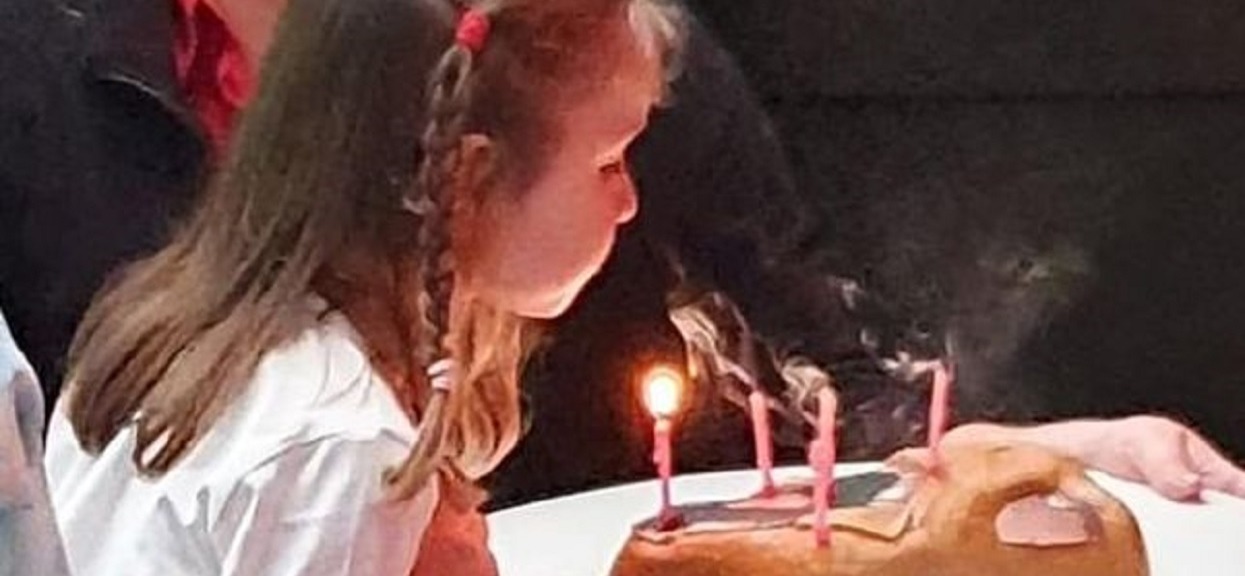 Na urodziny 5-latki przyszło tylko dwoje dzieci. Wtedy do akcji wkroczył jej tata, kilka chwil później rodzina usłyszała pukanie do drzwi