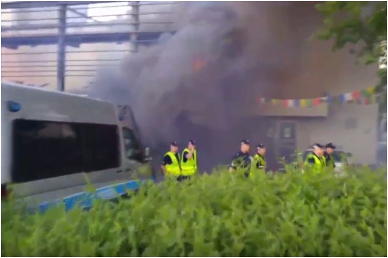 Zamieszki w Warszawie. Race, przepychanki, żrący płyn (VIDEO)