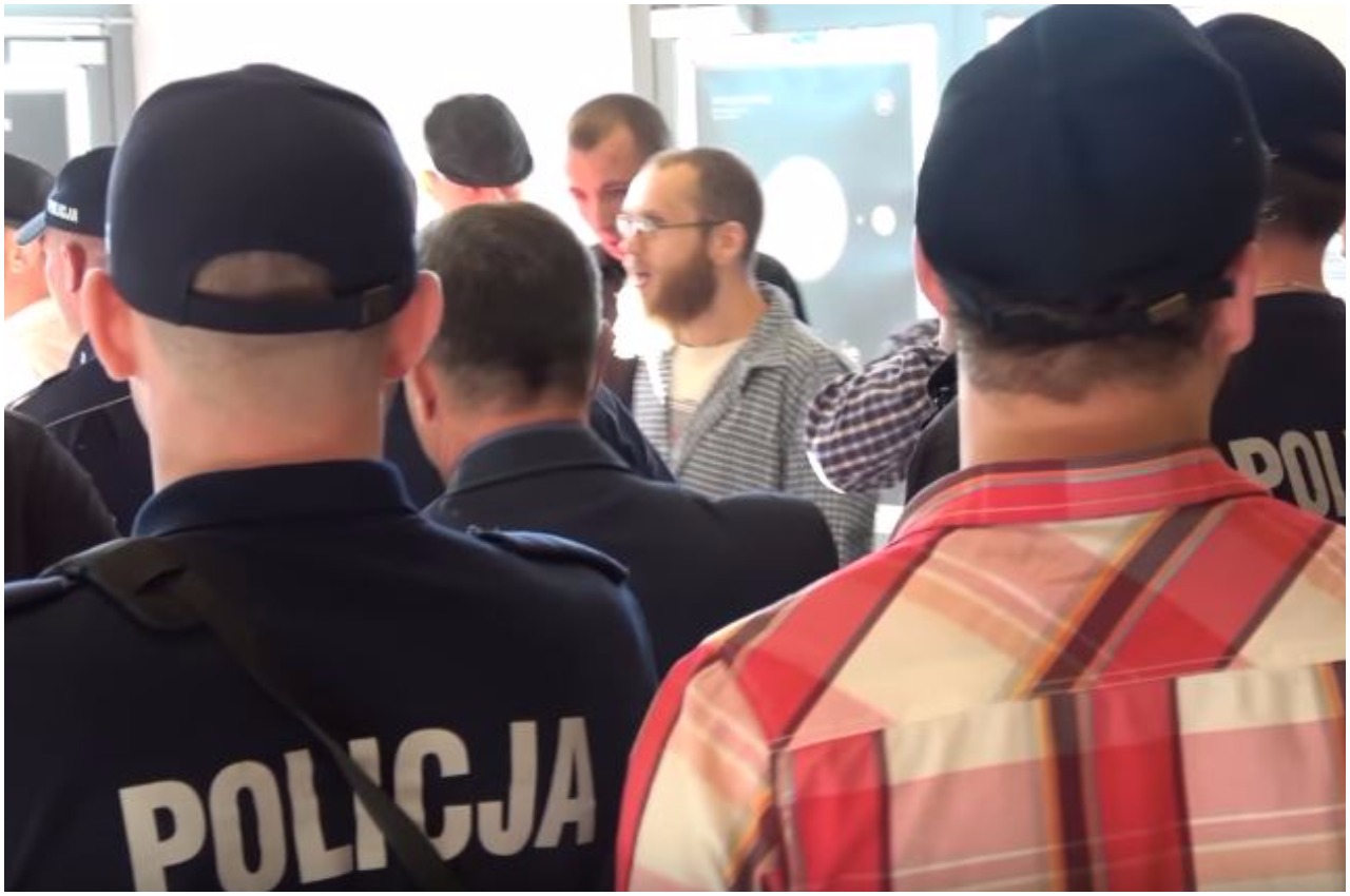 Narodowcy "szturmem" wzięli Teatr Powszechny. Policja interweniowała (VIDEO)