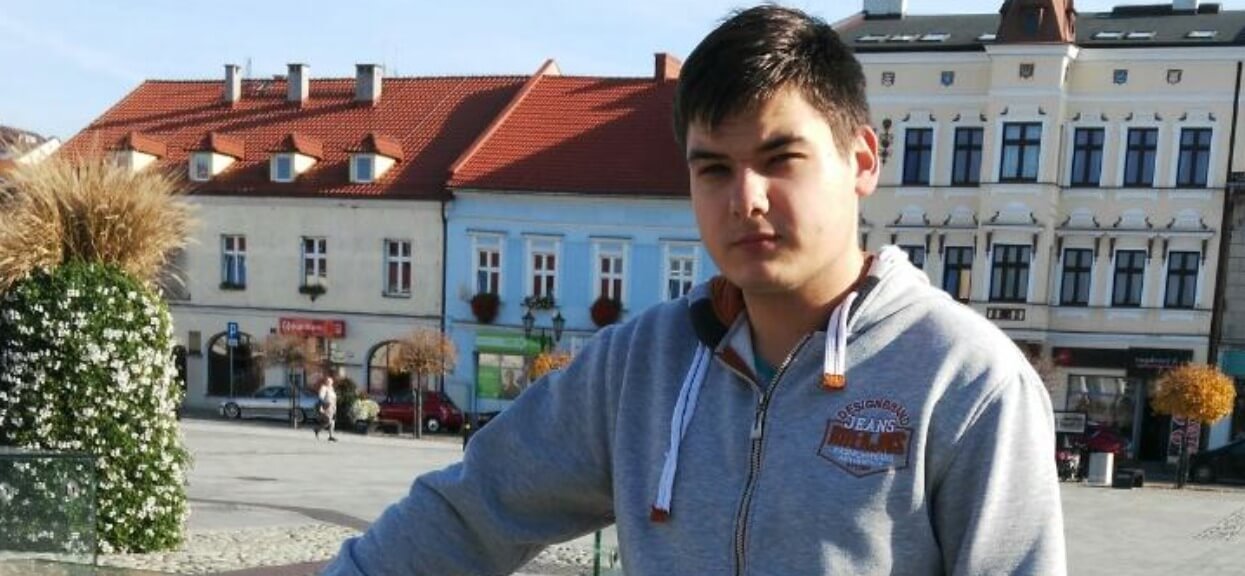 W centrum dużego polskiego miasta na nastolatka spadł samobójca. Zdruzgotana rodzina błaga o pilną pomoc