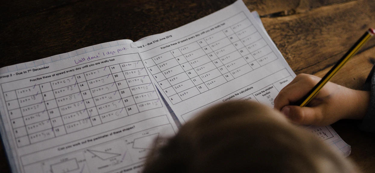 Polonistka i matematyczka zadały dzieciom multum prac domowych. 8-latka nie wytrzymała, zawrzało w niej i ripostą zamknęła usta nauczycielkom