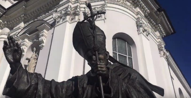 Wadowice naprawiły pomnik papieża. Wierni myślą, że to cud i obmywają twarze "papieską wodą"
