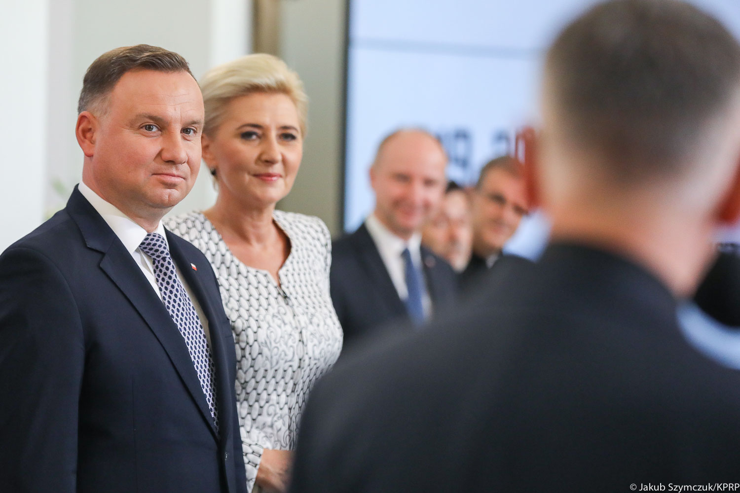 Obca kobieta rzuciła się na Andrzeja Dudę i zaczęła całować, interweniowała ochrona. Mamy zdjęcia, Agata Duda będzie zazdrosna?