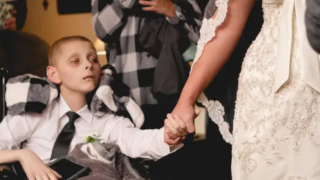 Jej 12-letni syn umierał, resztkami sił odprowadził ją do ołtarza. Rozrywające serce zdjęcia, trudno powstrzymać łzy