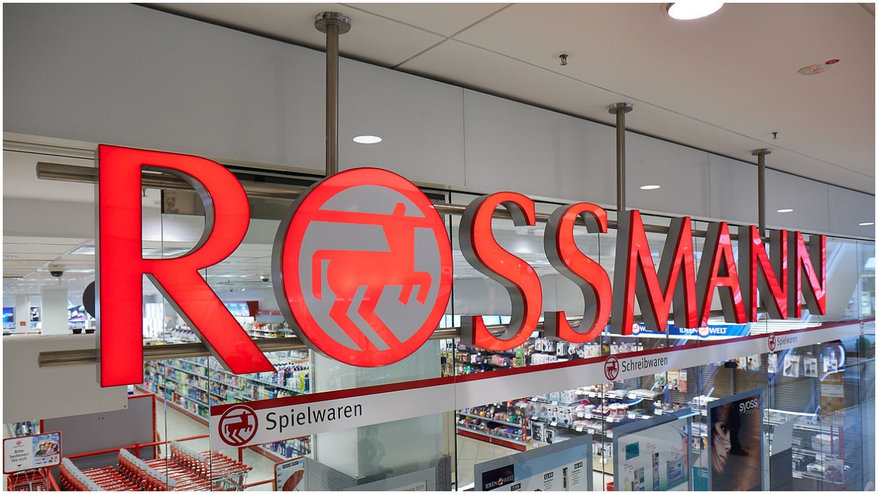Do Rossmanna ściągają prawdziwe tłumy, niedługo nic nie zostanie na półkach. Wszystko dzięki powalającej promocji, trzeba się śpieszyć