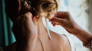 Gdy w drzwiach kościoła pojawiła się panna młoda, wszyscy zdębieli z wrażenia. Ksiądz aż się przeżegnał i odwrócił wzrok