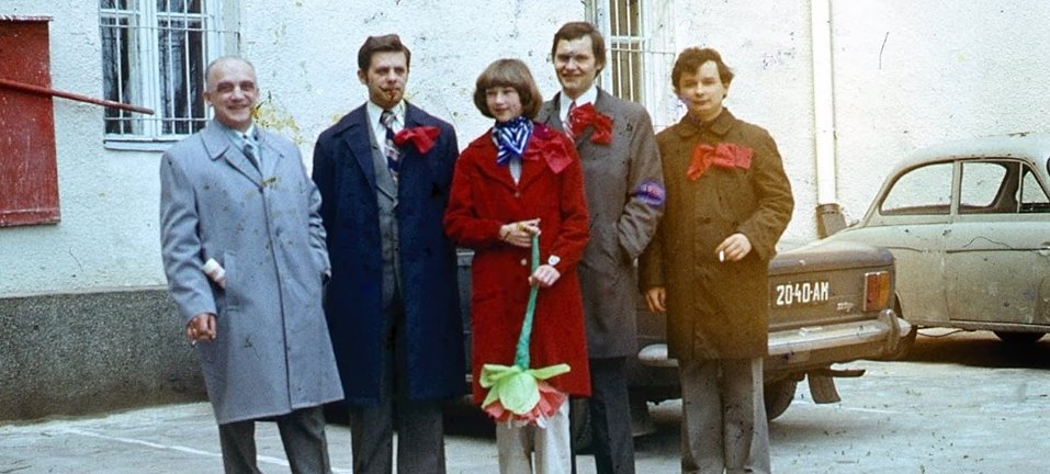 Tajemnica zdjęcia Kaczyńskiego sprzed 50 lat. Kim jest kobieta w środku?