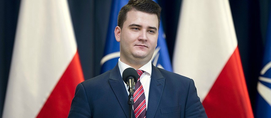 "Państwo Misiewicz". Były rzecznik MON pochwalił się zdjęciem z wesela