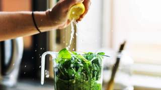 Obowiązkowy punkt każdej diety. Poznaj oszałamiające korzyści picia wody na pusty żołądek zaraz po przebudzeniu