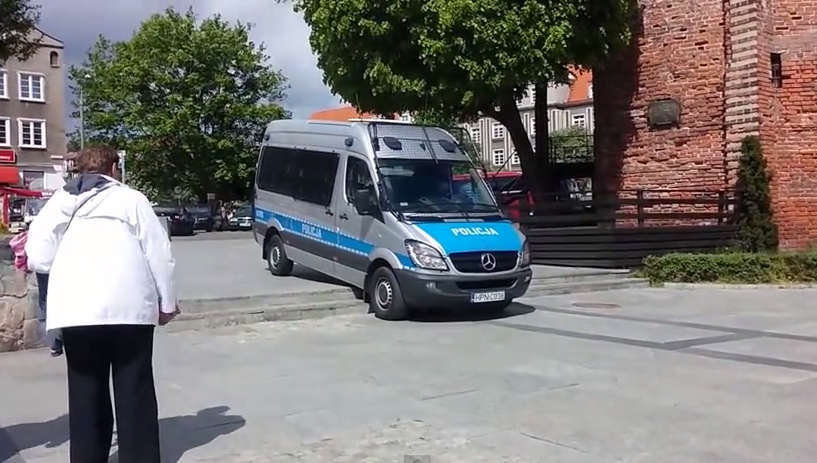 Cyrk w Gdańsku. Policja utknęła i niszczyła chodniki (video)