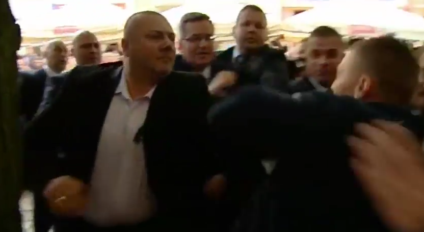 BOR udaremnił atak na Komorowskiego. Incydent w Toruniu (video)