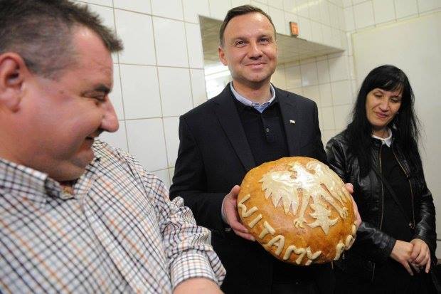 Dudę oburzył czekoladowy orzeł, a chlebowy już nie