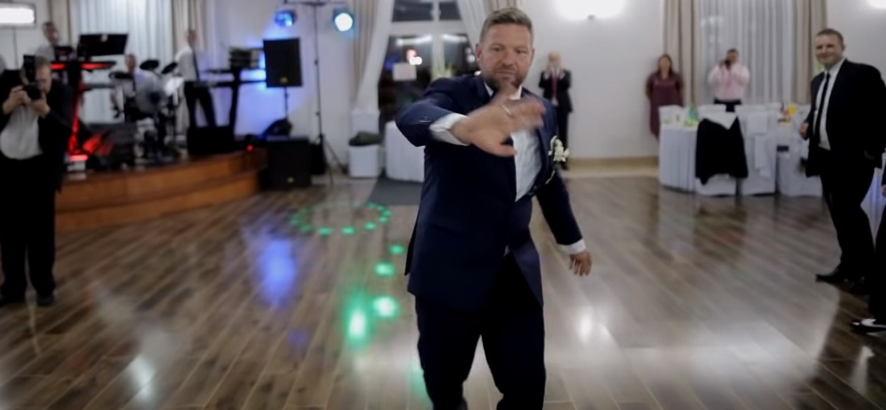 Mąż nagle przerwał taniec i na oczach wszystkich weselników zabronił pannie młodej zbliżać się do siebie. Powód ścina z nóg