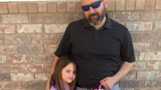 Tata odbierał 6-latkę ze szkoły i zauważył dziwną plamę w okolicach jej krocza. Jego reakcja była natychmiastowa